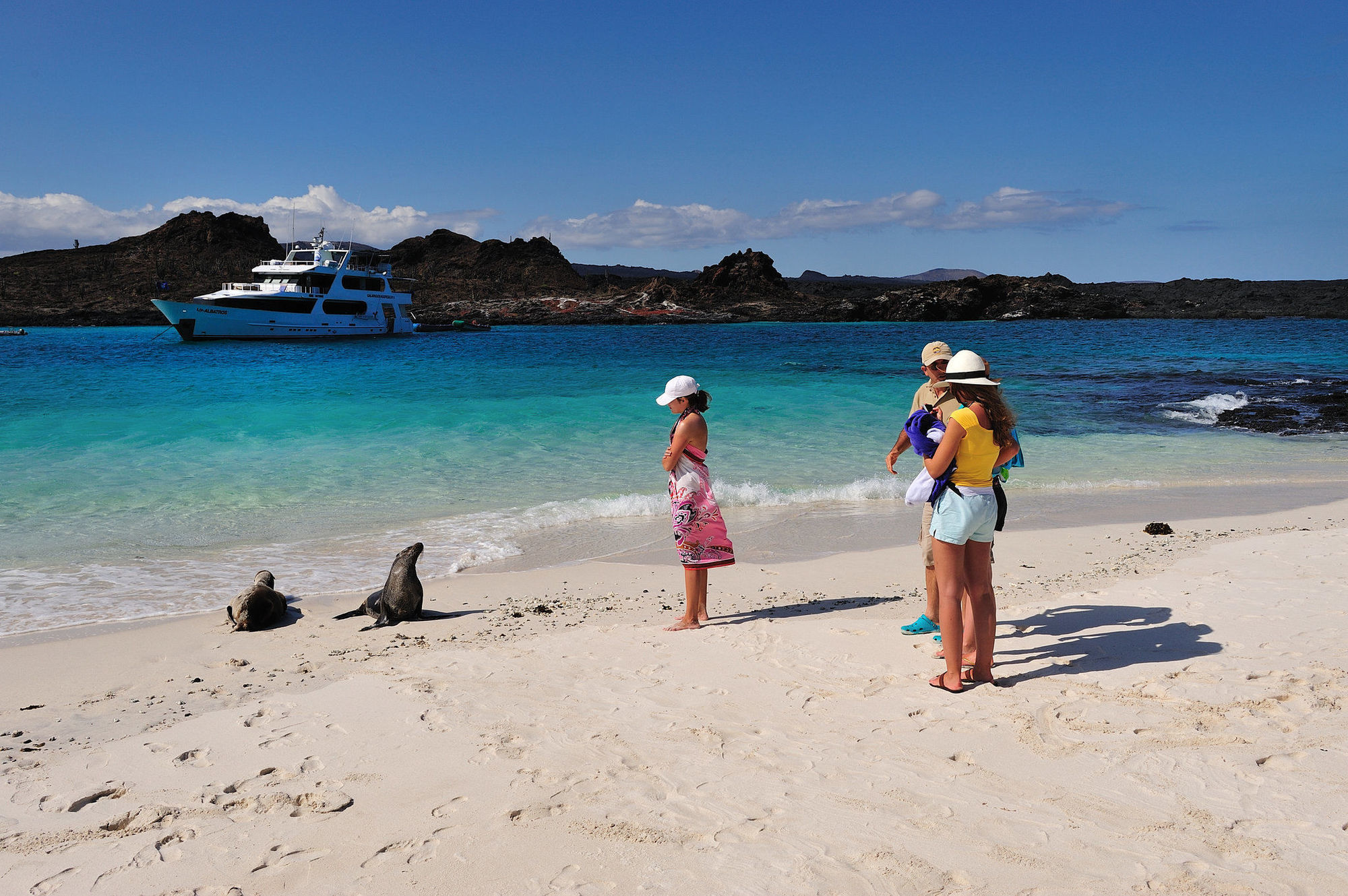 Pikaia Lodge Santa Cruz Island エクステリア 写真